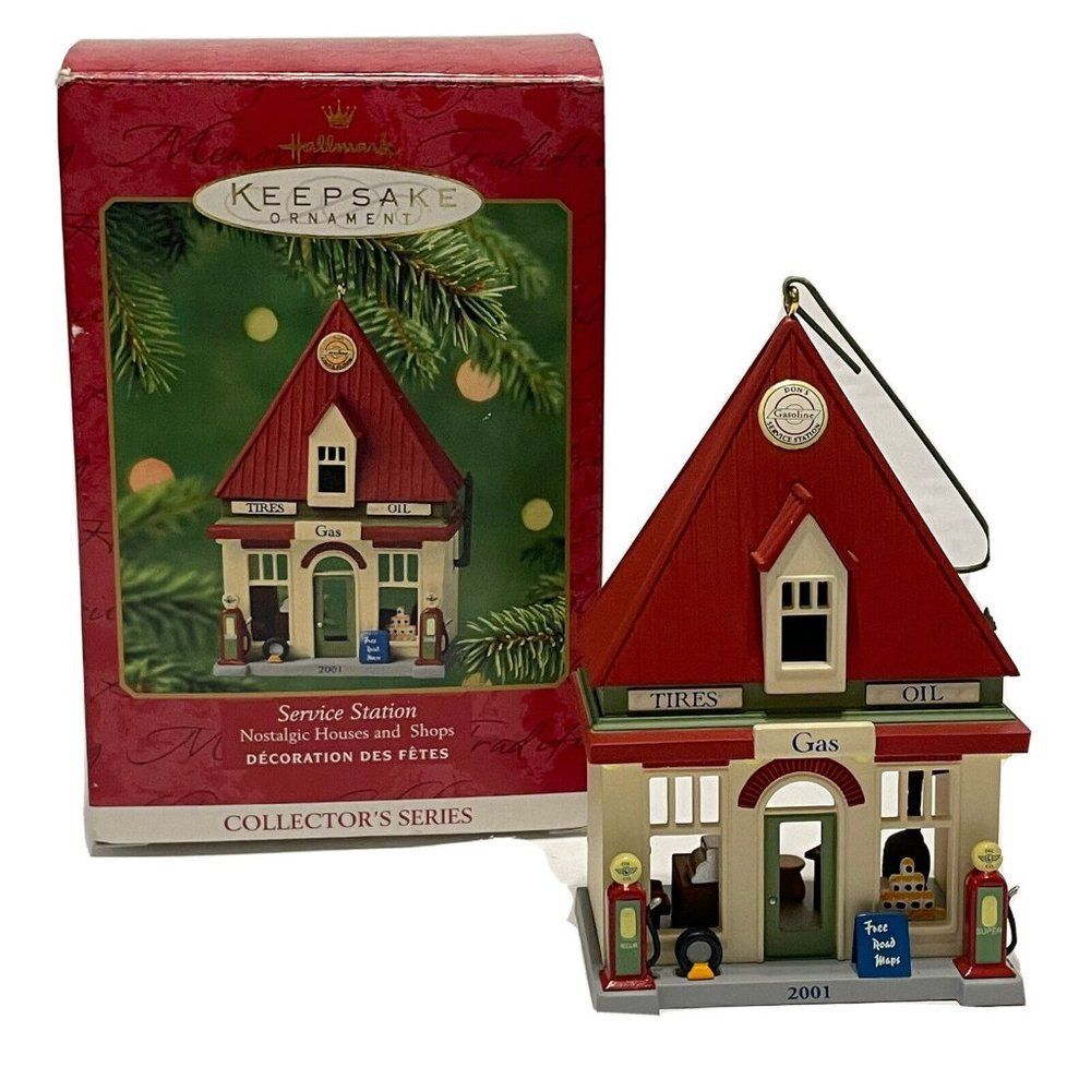 HALLMARK KEEPSAKE ORNAMENT 2001 SERVICE STATION NOSTALGIC HOUSES AND SHOPS #18🎄